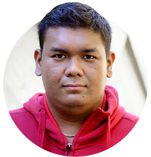 Porträtt av Atchariya, i röd hoodie.