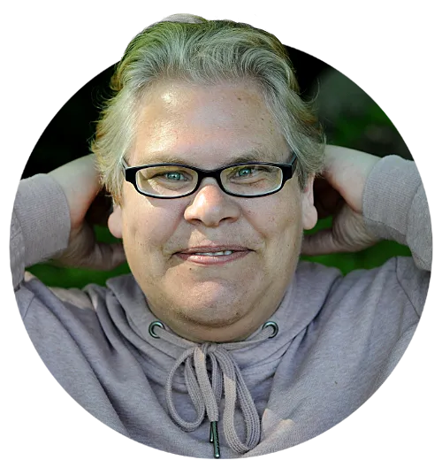 Porträtt på Camilla, i glasögon och rosa hoodie.