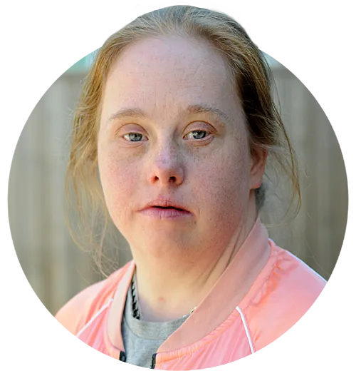 Porträtt av Ida, i rosa jacka.