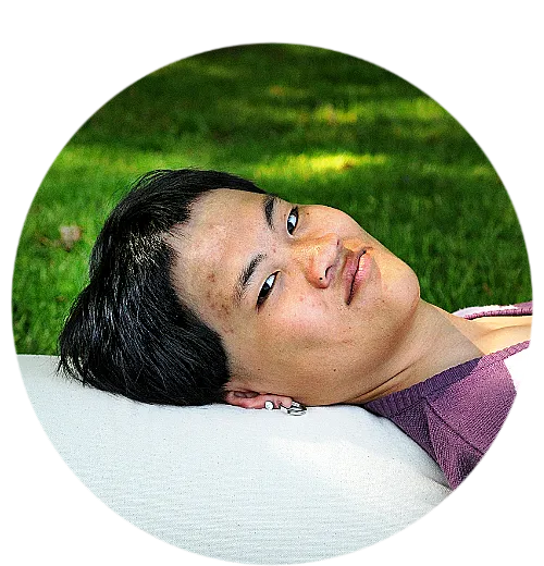 Porträtt av Melina, hon ligger på en kudde.