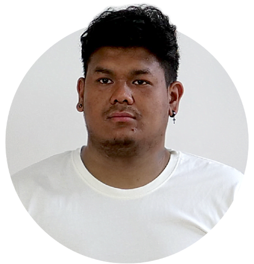 Porträtt av en person i vit t-shirt. Han ser fundersam ut.