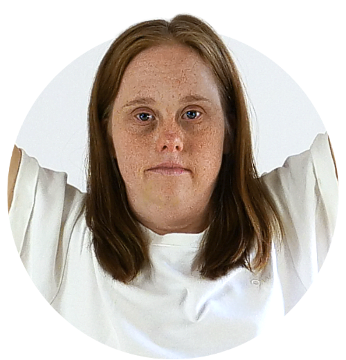 Porträtt av en person i vit t-shirt. Hon sträcker armarna uppåt.