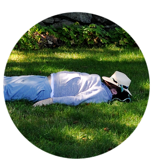 En person vilar på en gräsmatta.