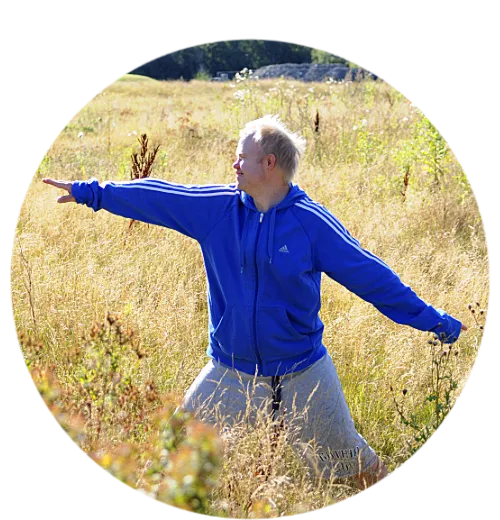 En person gör övningen krigaren på ett fält.